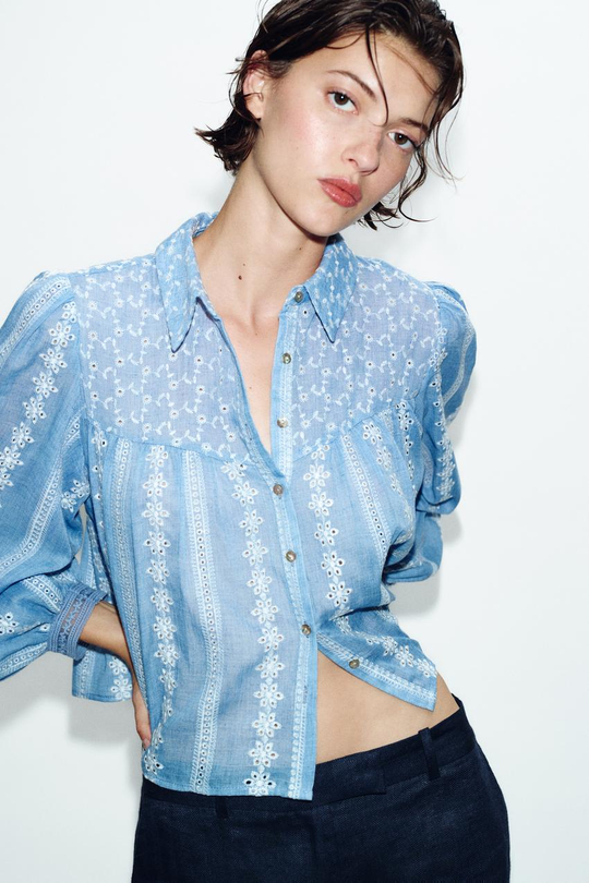 ZARA КОРОТКАЯ БЛУЗА С АЖУРНОЙ ВЫШИВКОЙ, СИНИЙ/БЕЛЫЙ