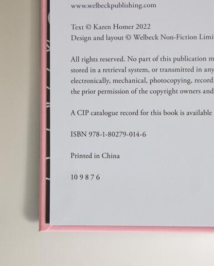 The Little Book of Valentino. Иллюстрированная книга о модном доме Valentino (на английском языке)