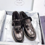 Женские лоферы Prada с мехом