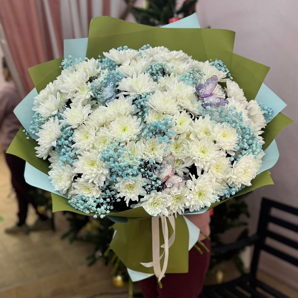 Букет из 19 кустовых хризантем "Baltica white" с голубой гипсофилой и декоративными бабочками