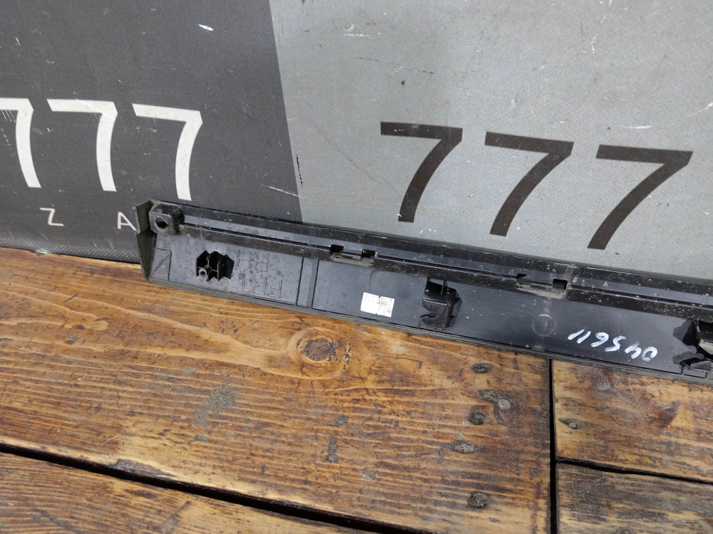 Накладка двери передней правой Kia Seltos 19-нв Б/У Оригинал 87724Q5010