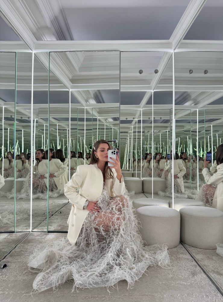 Платье с отстегивающимися рукавами из пайеток