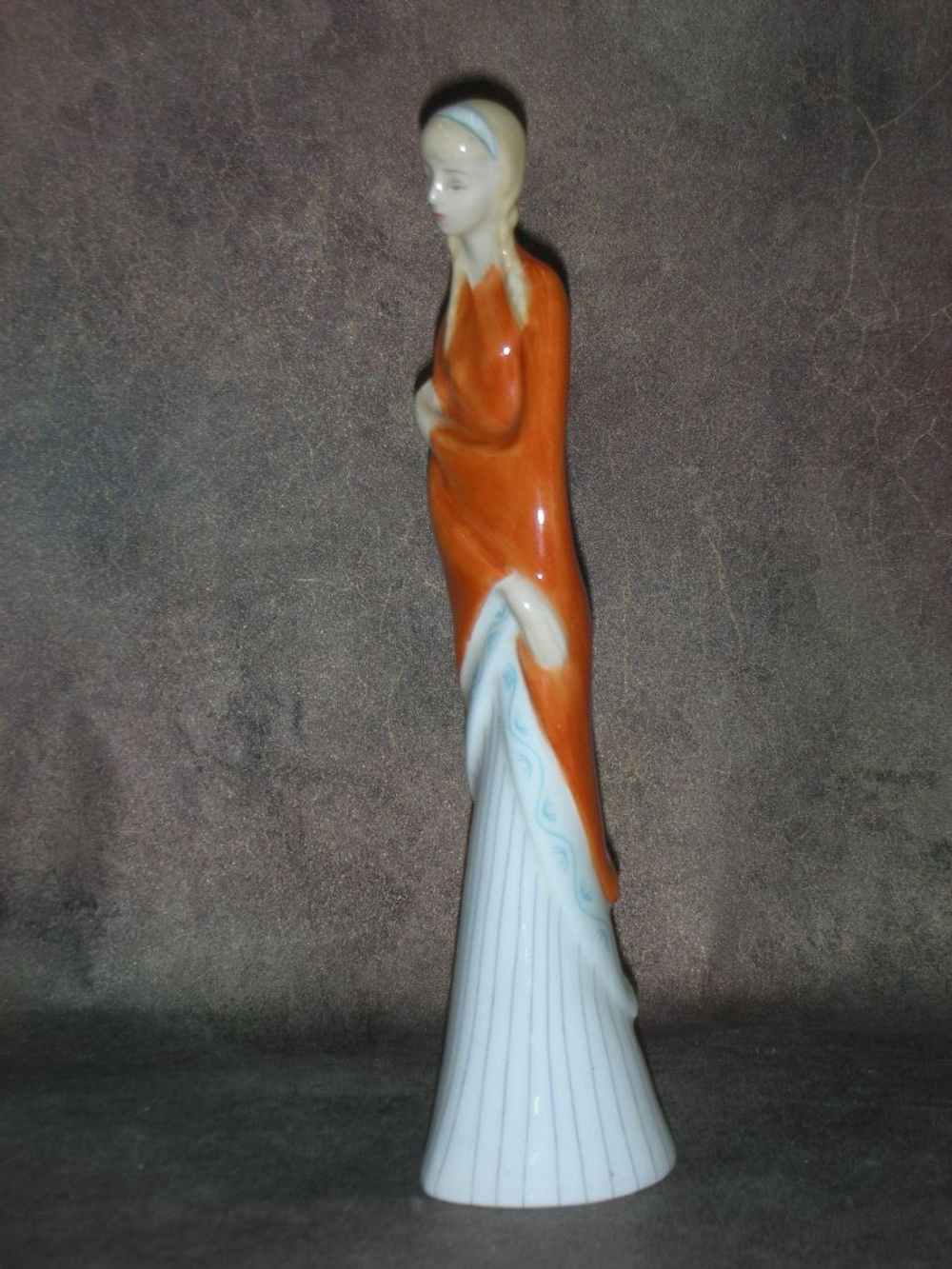 Статуэтка. Фарфор. Дама Подросток. Royal Doulton. Англия