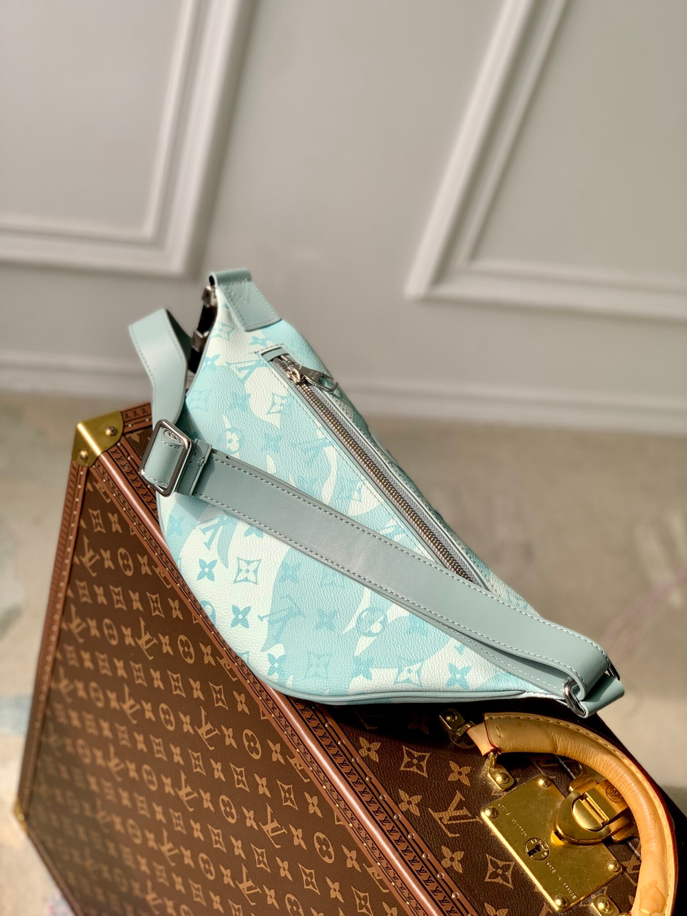 Louis Vuitton Discovery Bumbag