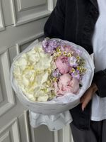 Букет сборный из гортензии, маттиолы, пионов и ромашки