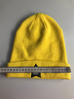 Шапка Reserved стильного цвета