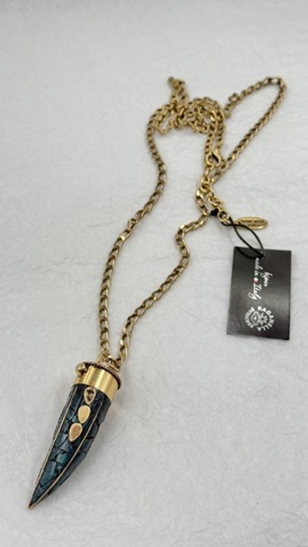 Кулон клык прессованным бериллом на длинной золотой цепочке