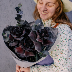 88. Темный букет с черными французскими розами и эвкалиптом