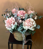 Кашпо с французскими розами и эвкалиптом