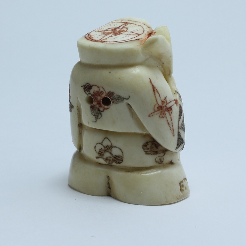 Нэцкэ Дзюродзин посохом и волшебным музыкальным инструментом