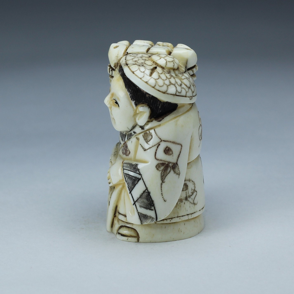 Нэцкэ Девушка с веером и корзиной на плече