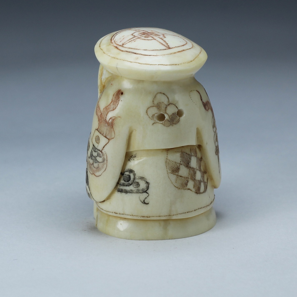 Нэцкэ Дзюродзин в круглой шапке с мешком и посохом