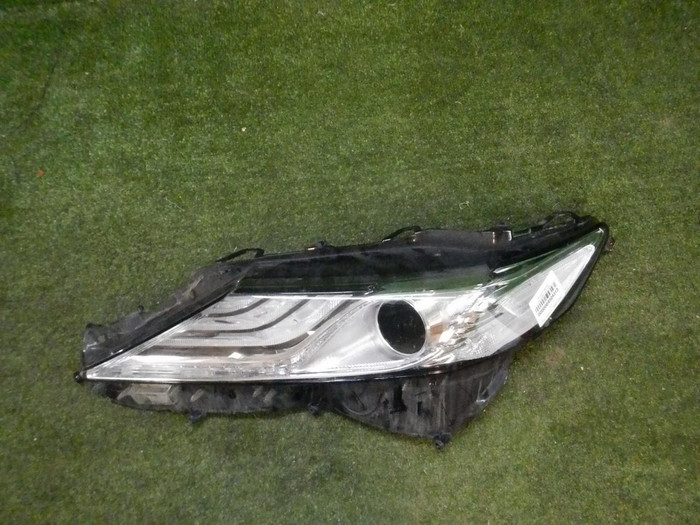 Стекло фары левое Toyota Camry xv70 (2017-2021)