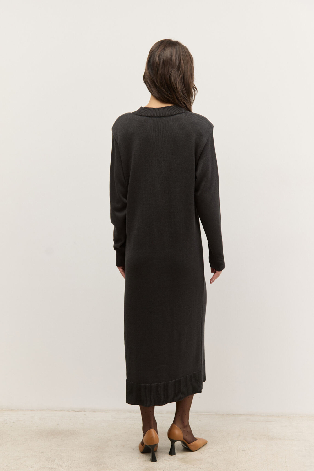 Платье трикотажное с V-образным вырезом