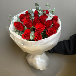 Букет "Карат "(роза красная ,эвкалипт)