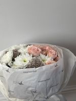 Букет из хризантем, кустовых пионовидных роз и блестящей скиммии