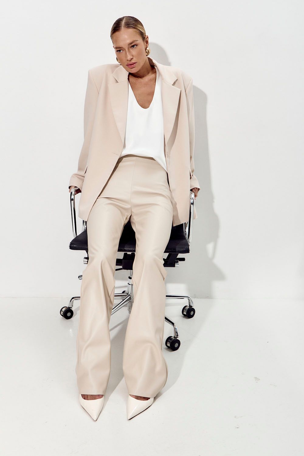 Брюки клеш из экокожи серо-бежевого цвета