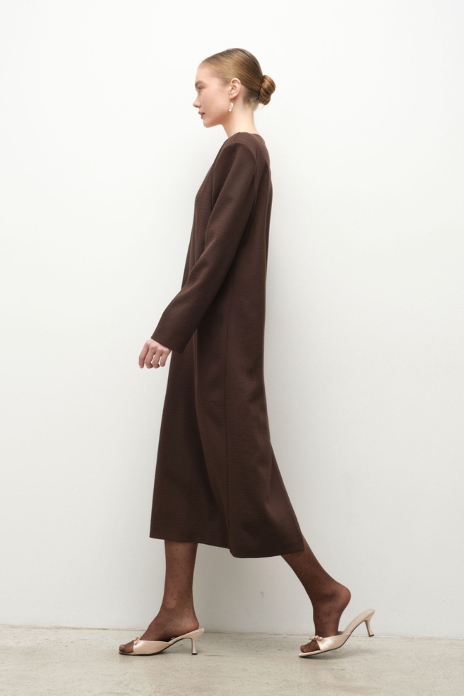 Платье с акцентными плечами