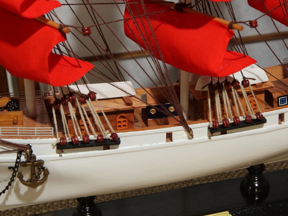 Meteor Lights Модель парусника "Secret" ( "Алые Паруса")