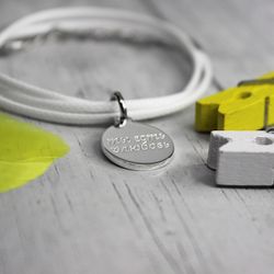 Кожаный браслет с серебряной монеткой с гравировкой на заказ