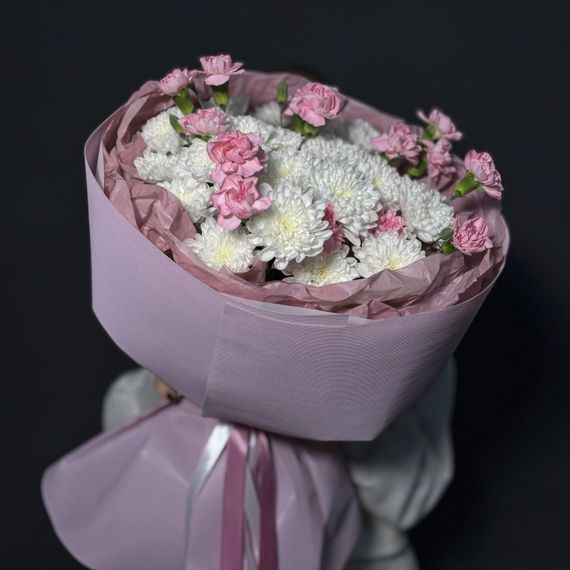 Букет из хризантем и кустовых гвоздик