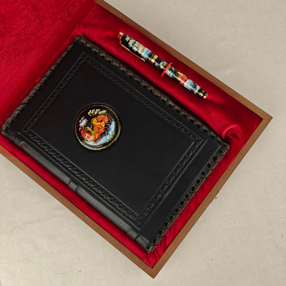 Ежедневник А5 "Русская тройка" (обложка из натуральной кожи) и ручкой с росписью Палех в футляре