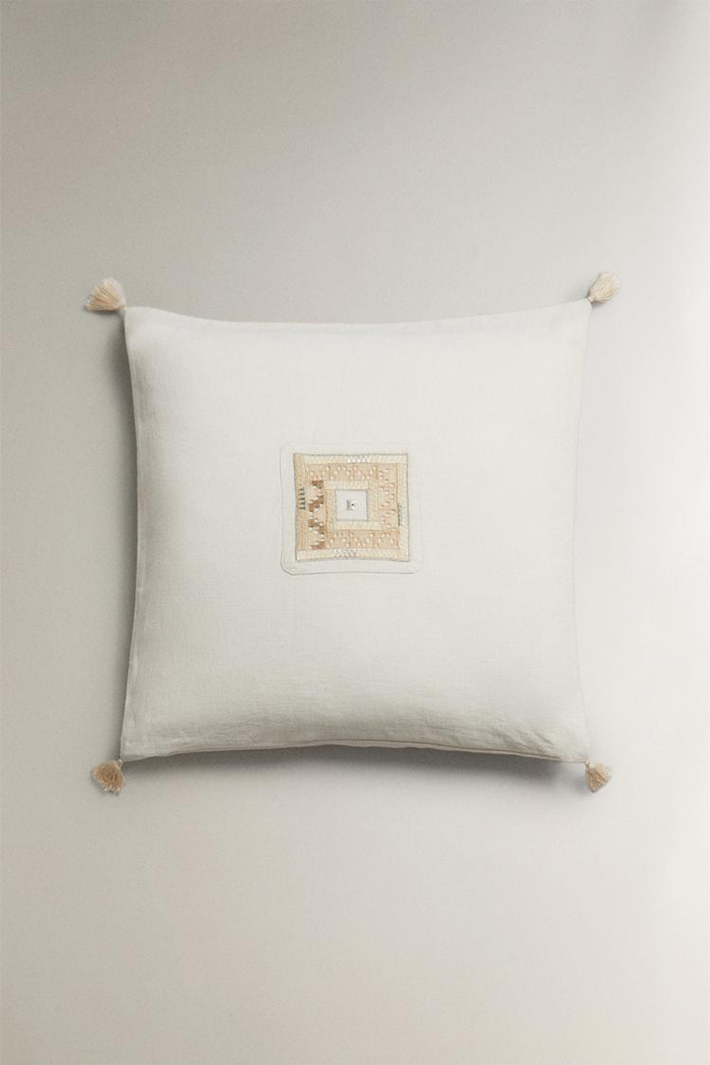 ZARA HOME ЧЕХОЛ ДЛЯ ДЕКОРАТИВНОЙ ПОДУШКИ С ВЫШИВКОЙ И КИСТОЧКАМИ, СВЕТЛО-БЕЖЕВЫЙ