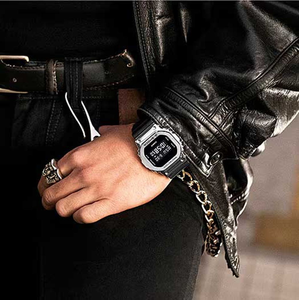 Часы Casio GM-5600-1ER
