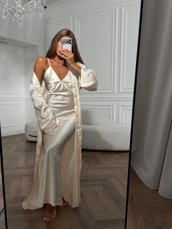 Халат из шелка в бежевом цвете