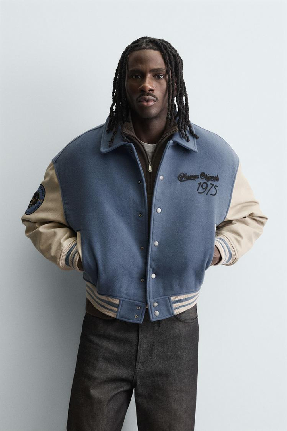 ZARA УТЕПЛЕННЫЙ БОМБЕР С НАШИВКАМИ, СЕРО-СИНИЙ