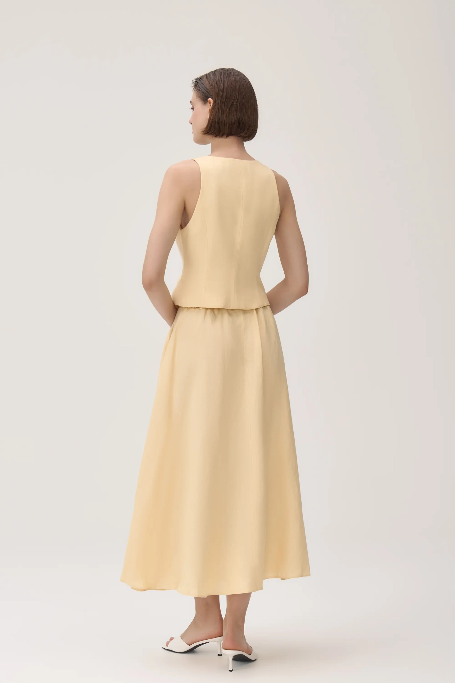 Льняной приталенный жилет