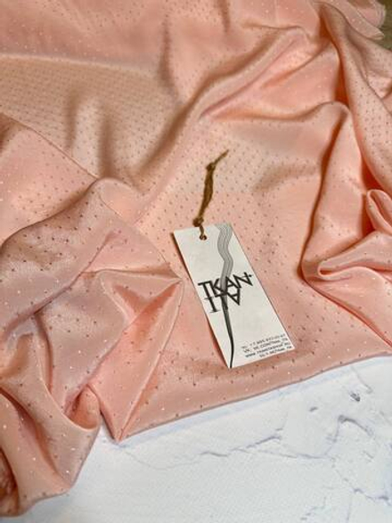 Плательно-блузочный жаккардовый шелк с добавлением вискозы (Stella McCartney, 36%шелк/64%вискоза, Пудровый персик/горошек в тон, 134, 74 гр/м2)