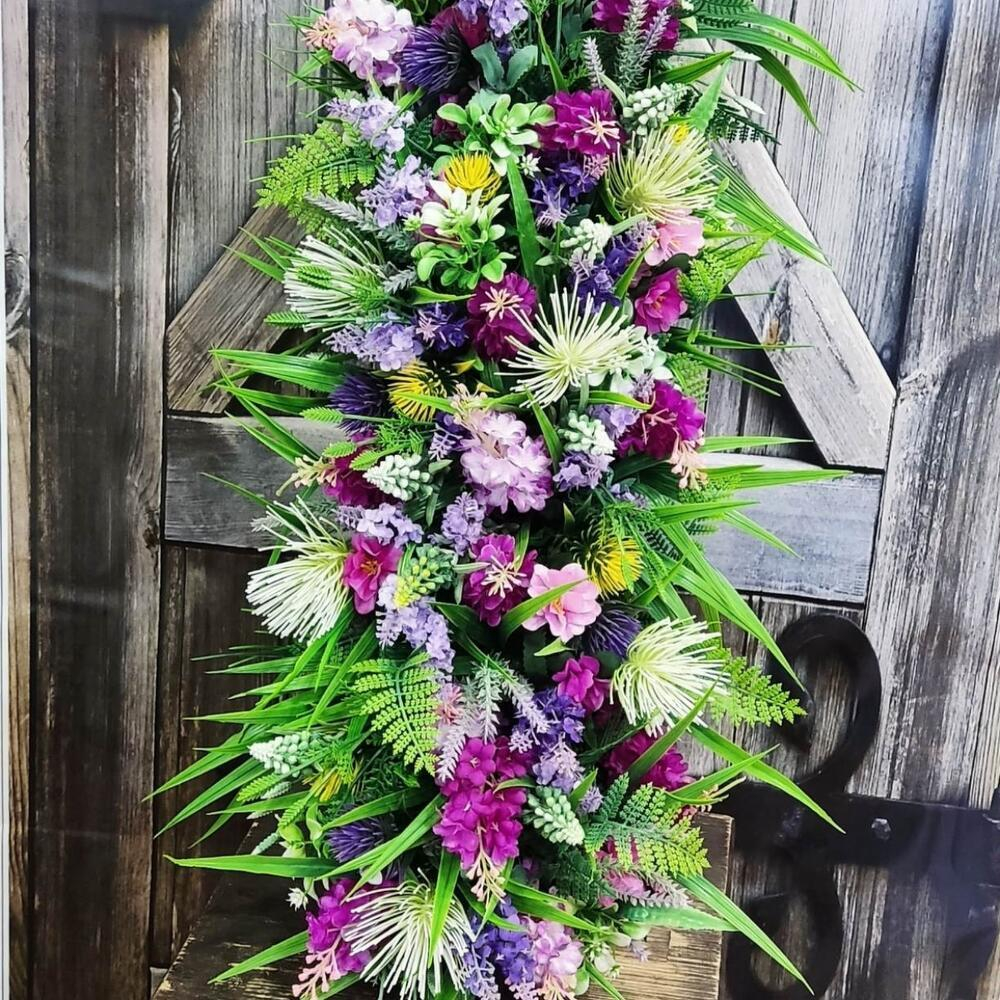 Композиция в ящике из искусственных цветов