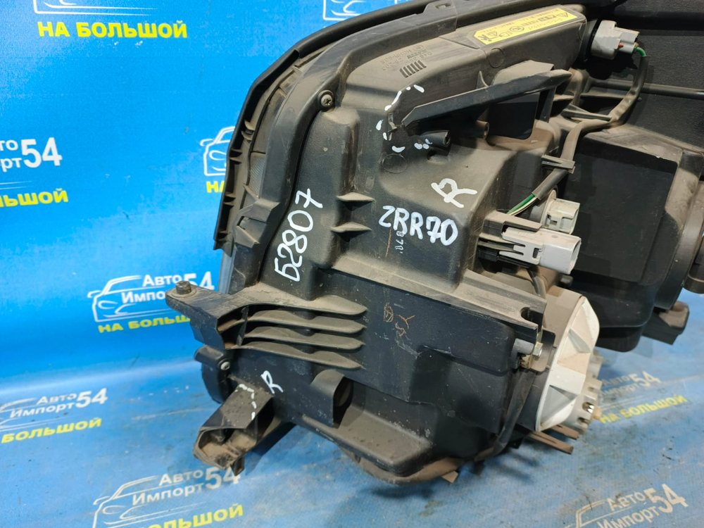 Фара передняя правая TOYOTA VOXY 2007-2010