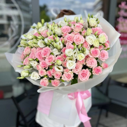 Букет из кустовых роз и белой эустомы "Blanche Rue"