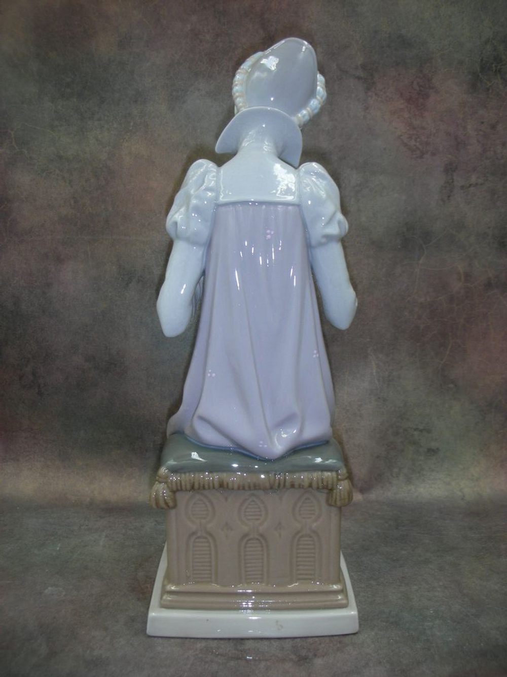 Статуэтка. Фарфор. Шьющая приданое. Lladro. Испания