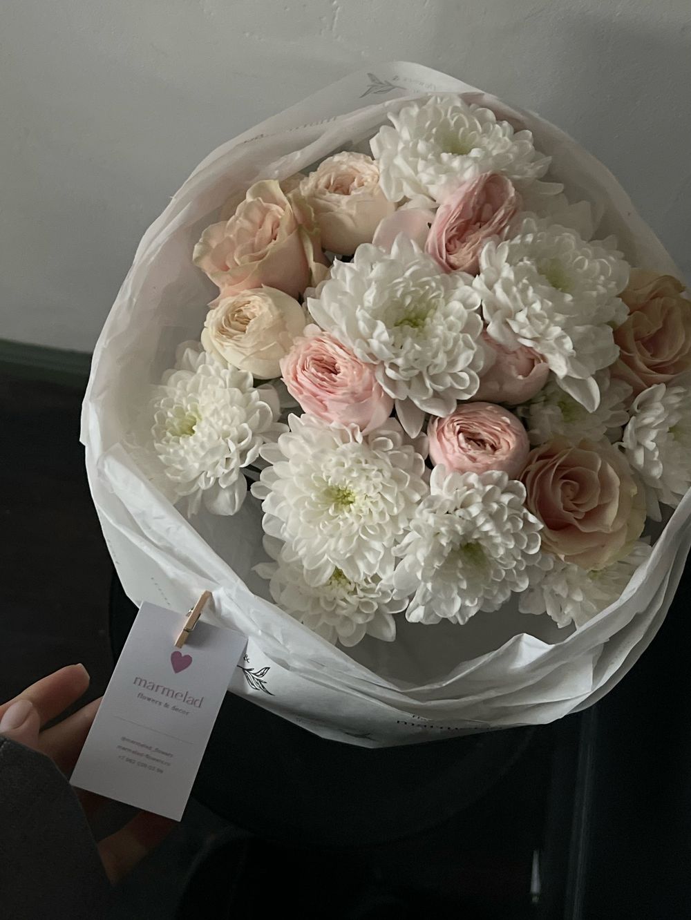 Авторский букет из хризантемы, кустовых пионовидных и классических роз