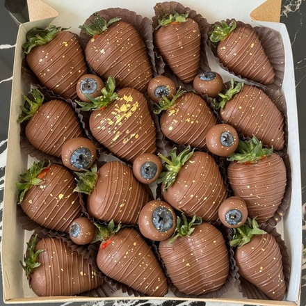 16 клубник + голубика в золоте