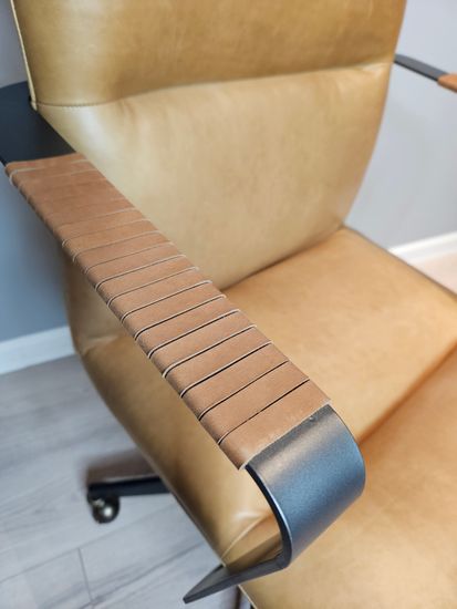 Вращающееся кресло RS391 черная кожа