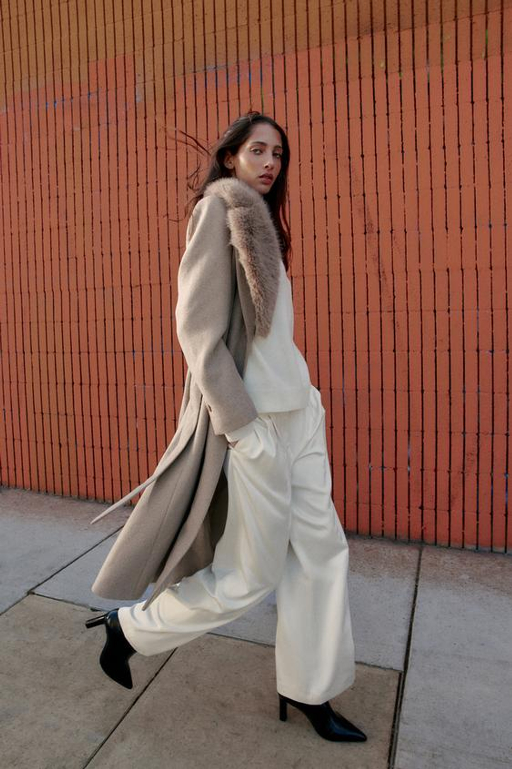 Шерстяной пальто с искусственным меховым воротником - ZARA