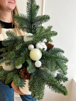 Декоративная ёлка из нобилиса с игрушками и хлопком XL.