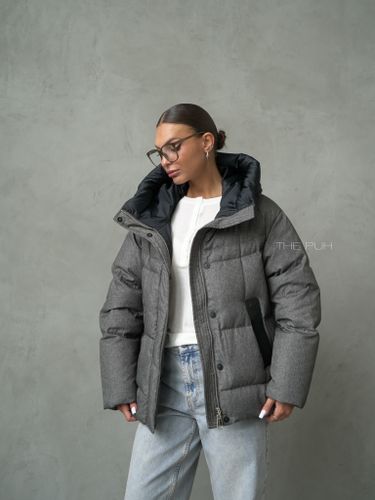 Серый пуховик с объемным воротником и капюшоном