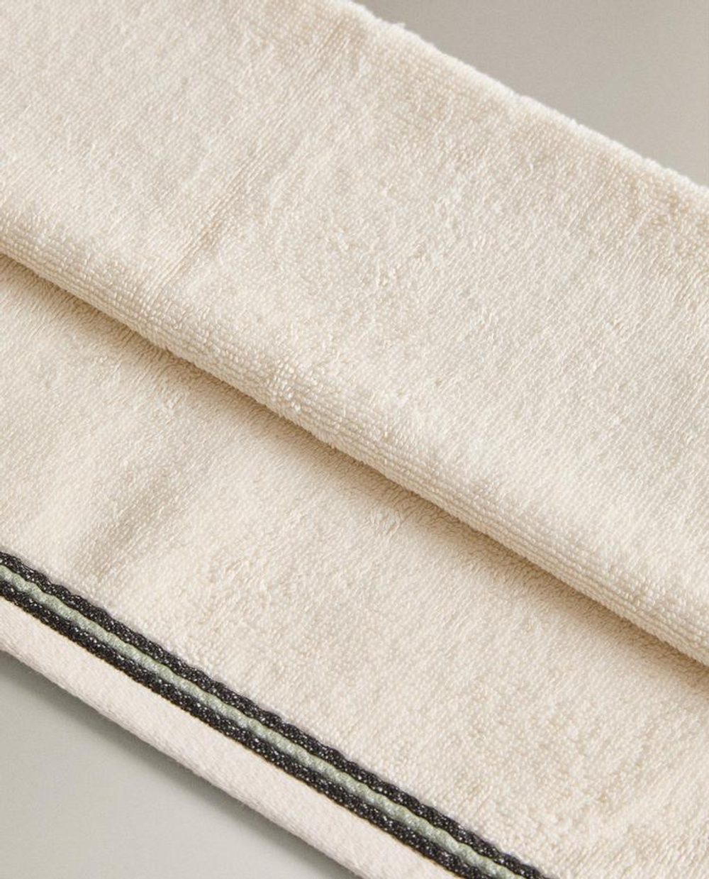 ZARA HOME ПОЛОТЕНЦЕ ИЗ ХЛОПКА С ДВОЙНОЙ ВОЛНИСТОЙ КРОМКОЙ, ЦВЕТ СЛОНОВОЙ КОСТИ