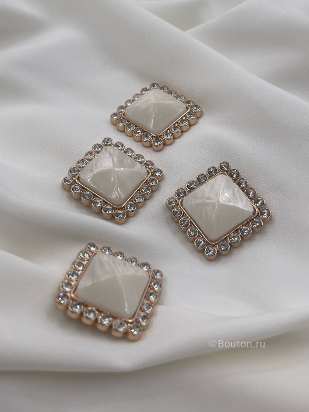 Пуговицы со стразами золотые квадратные