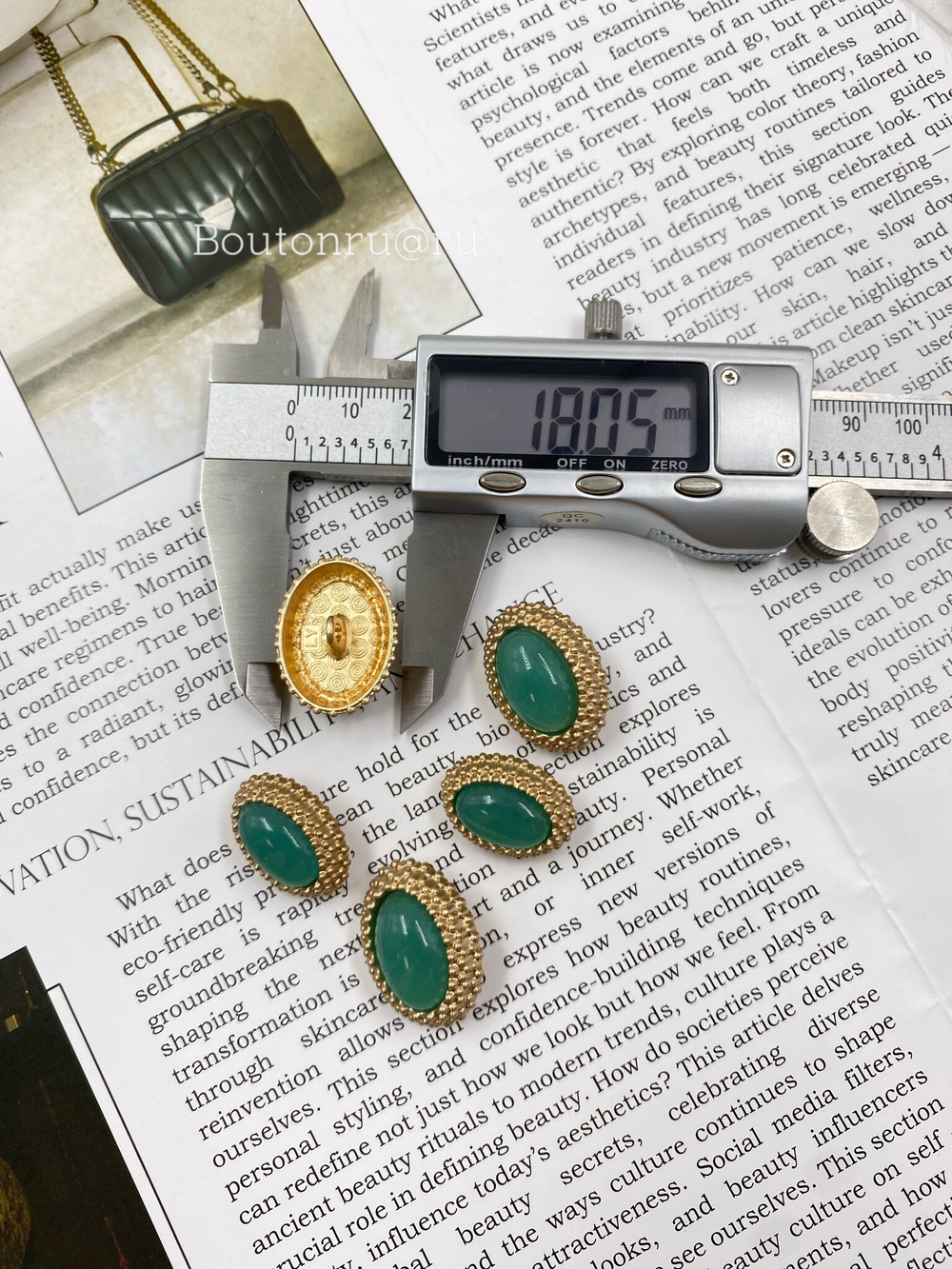 Пуговицы овальной формы золотистые со светло-зеленым камнем