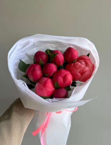 9 красных пионов