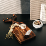 Доска разделочная из древесины сибирского кедра с гравировкой "В этом доме живет любовь". RD83