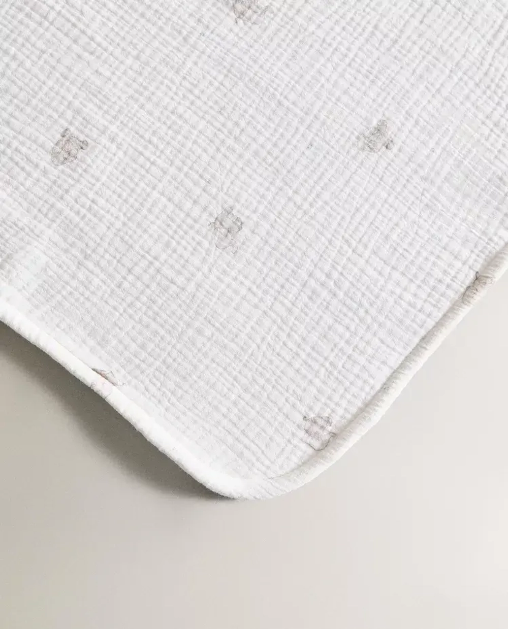 ZARA HOME ДЕТСКИЙ МУСЛИНОВЫЙ ПЛЕД С ПРИНТОМ "СЛОН", ЖЕЛТОВАТО-БЕЛЫЙ