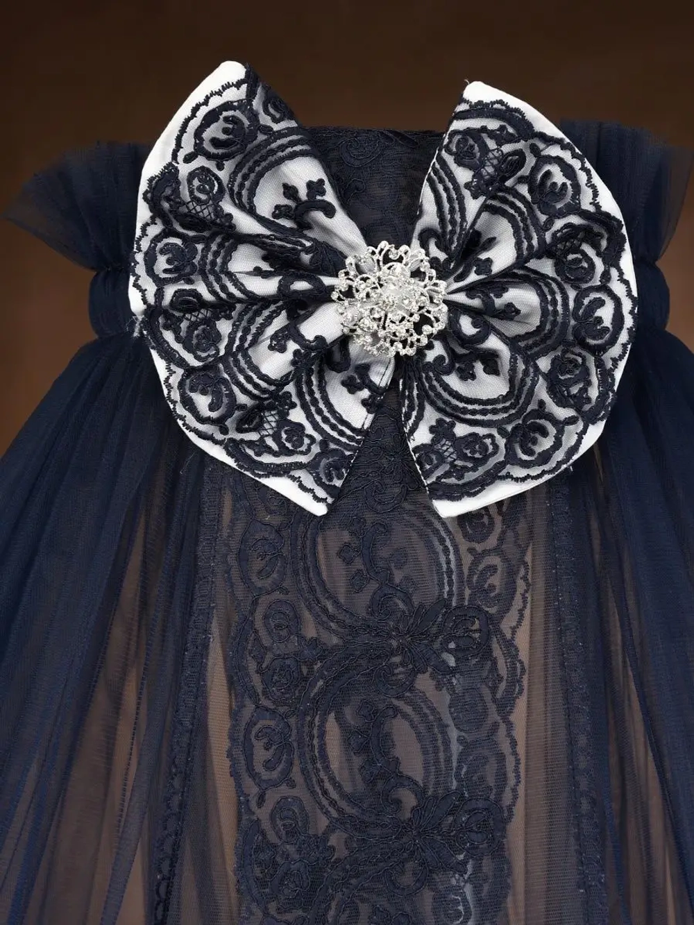 Балдахин с кружевом и брошью "Версаль"