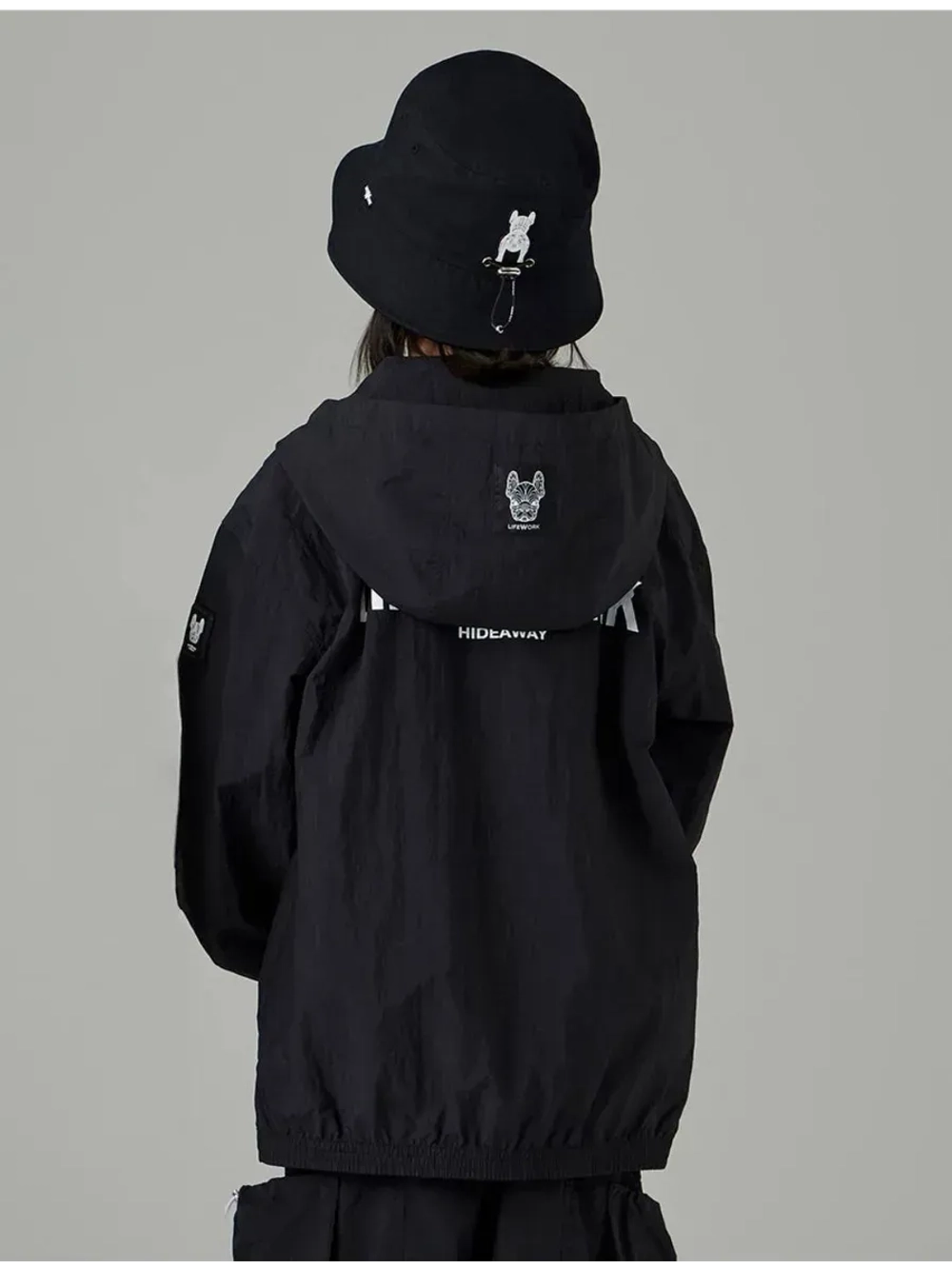 Нейлоновая ветровка с капюшоном